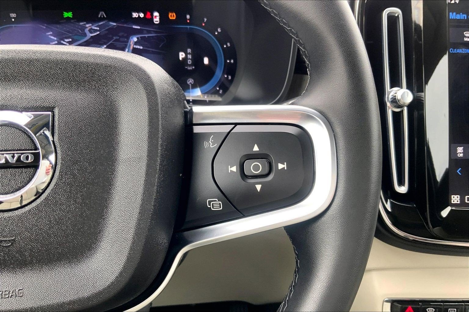 2023 Volvo XC40 B5 Plus Dark Theme