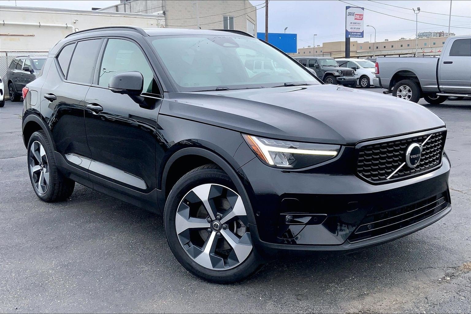 2023 Volvo XC40 B5 Plus Dark Theme