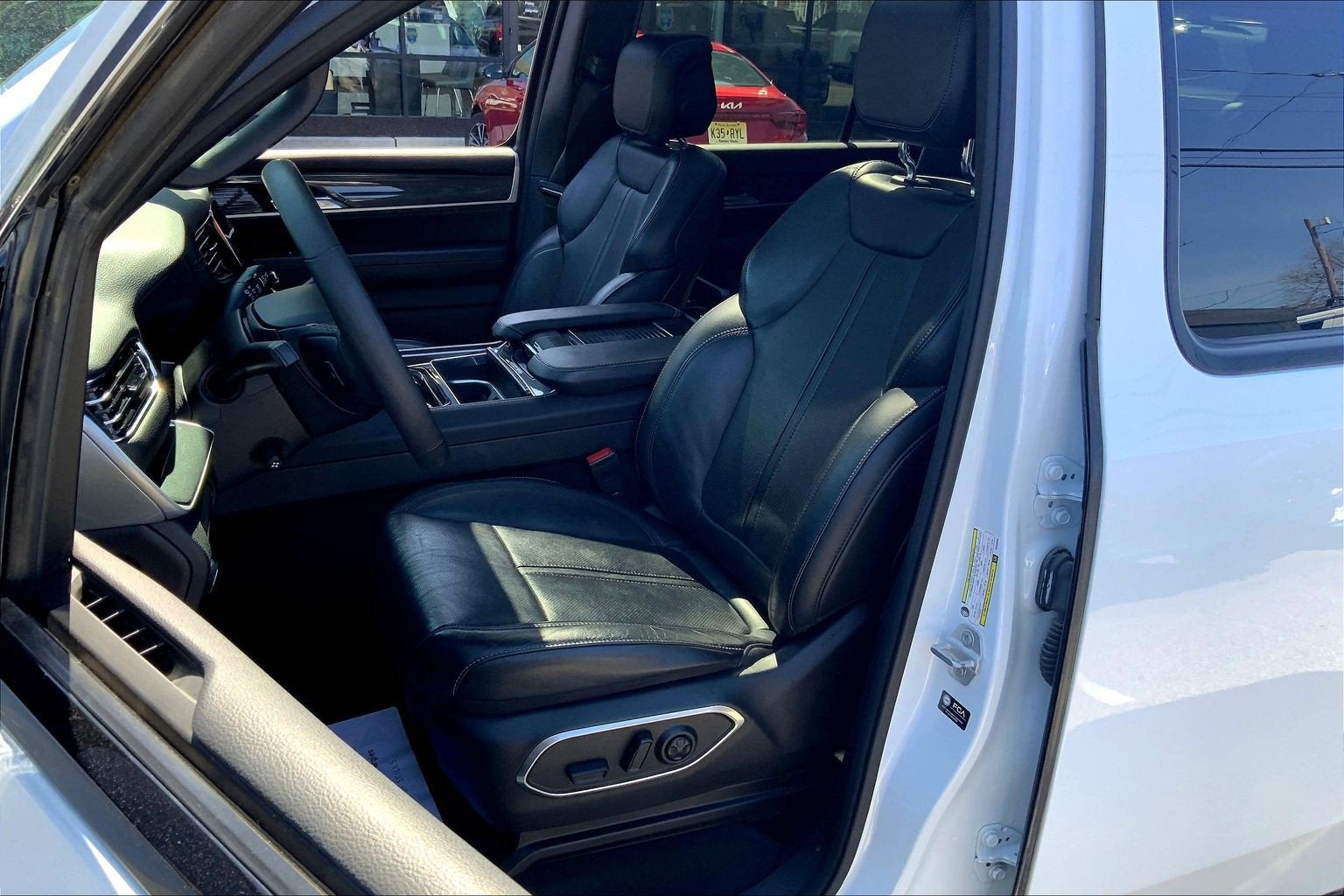 2023 Jeep Wagoneer Base