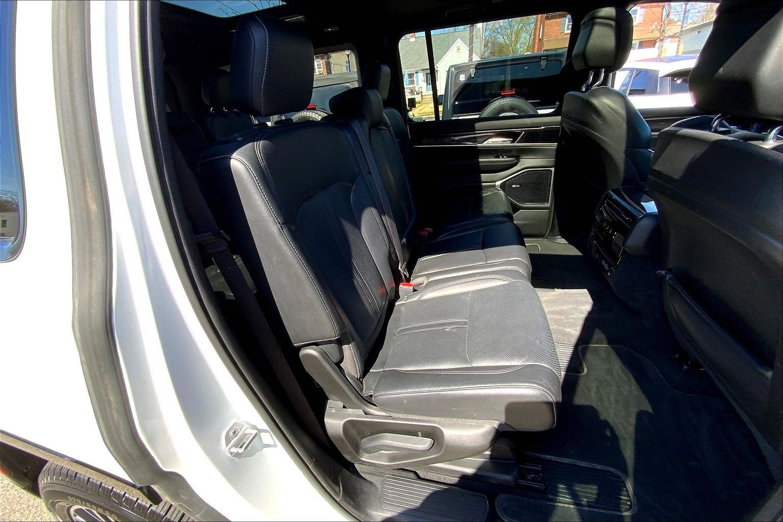 2023 Jeep Wagoneer Base