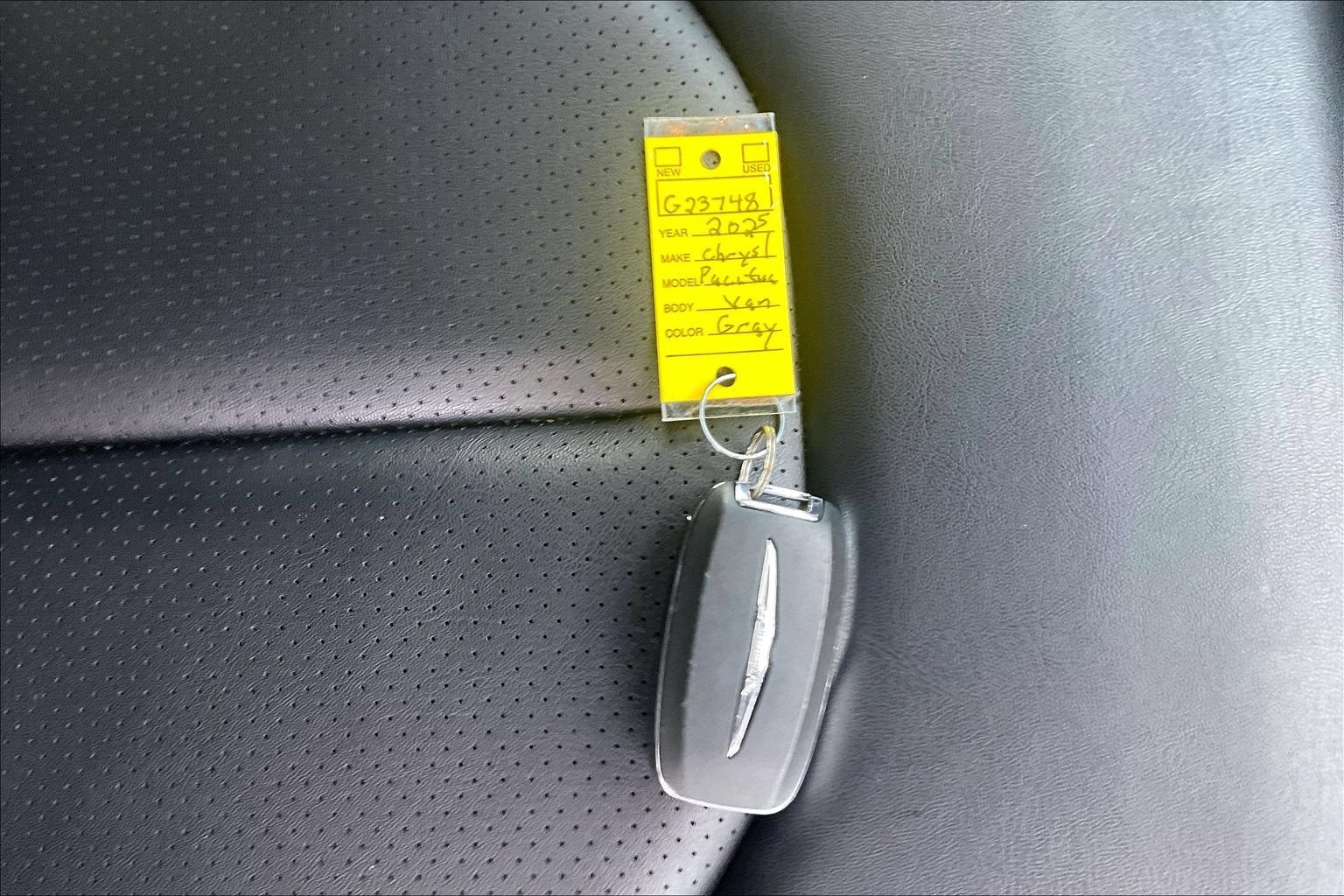 2025 Chrysler Pacifica Select