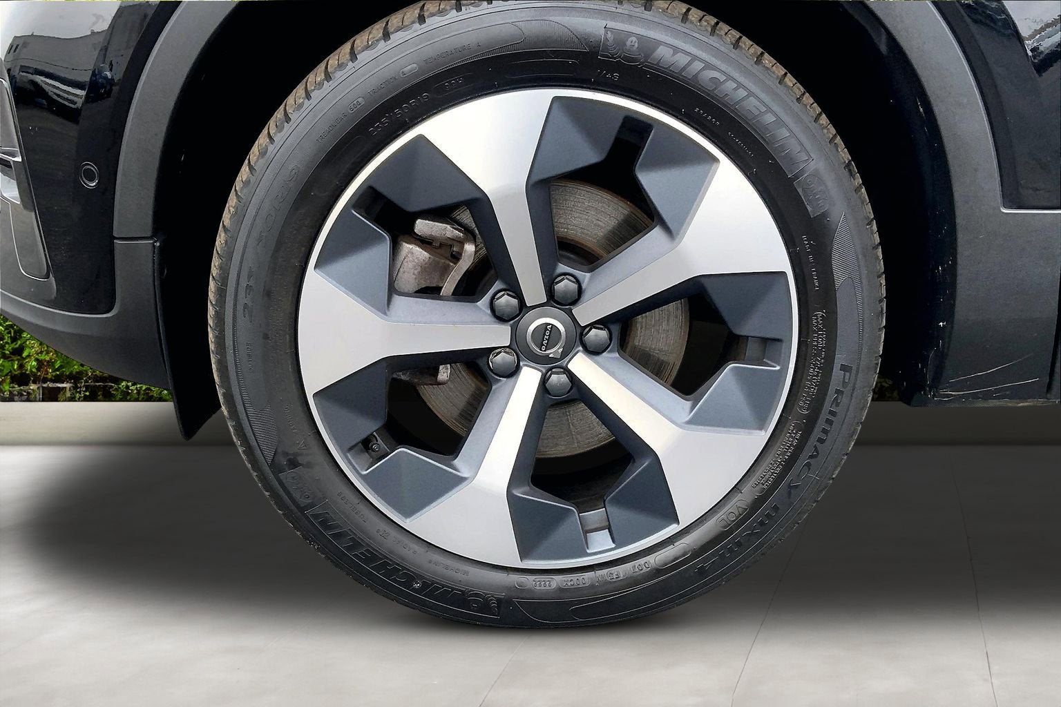 2023 Volvo XC40 Plus Dark Theme