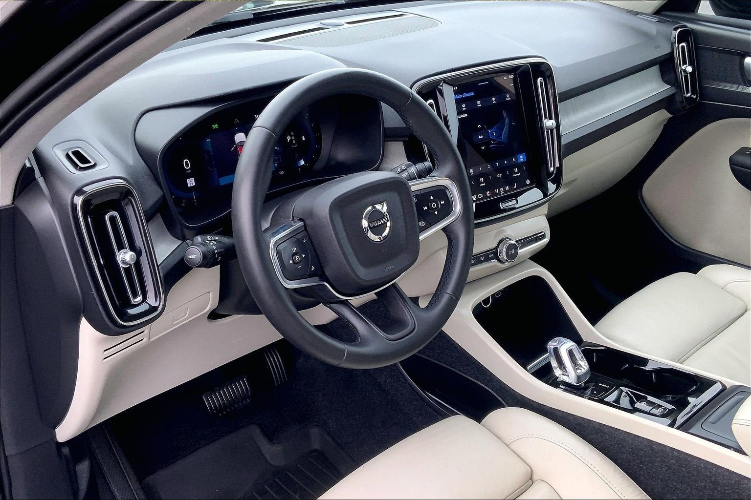 2023 Volvo XC40 Plus Dark Theme