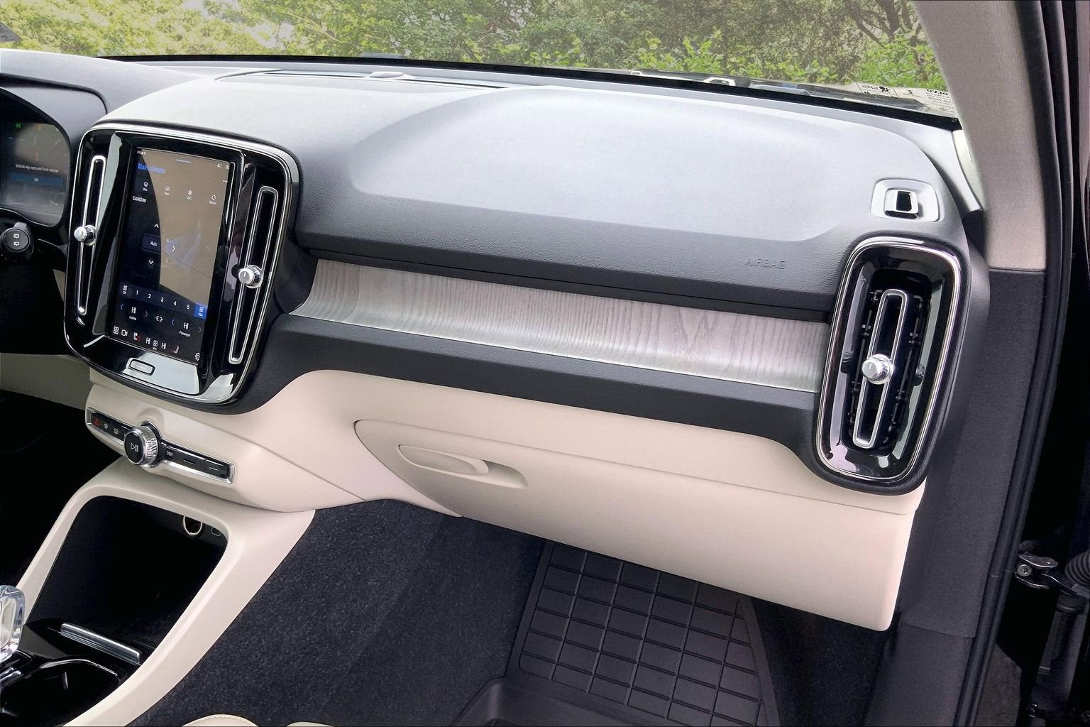 2023 Volvo XC40 Plus Dark Theme