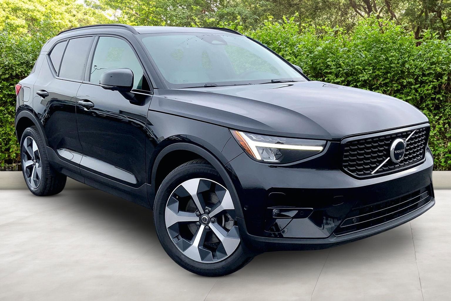 2023 Volvo XC40 Plus Dark Theme