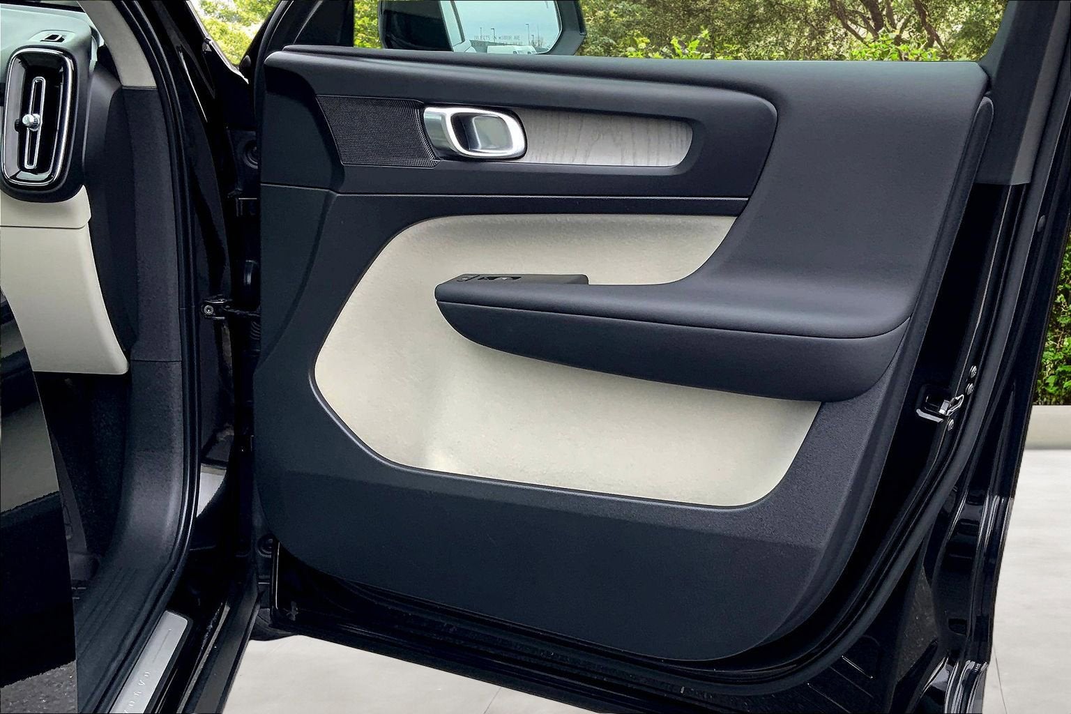 2023 Volvo XC40 Plus Dark Theme