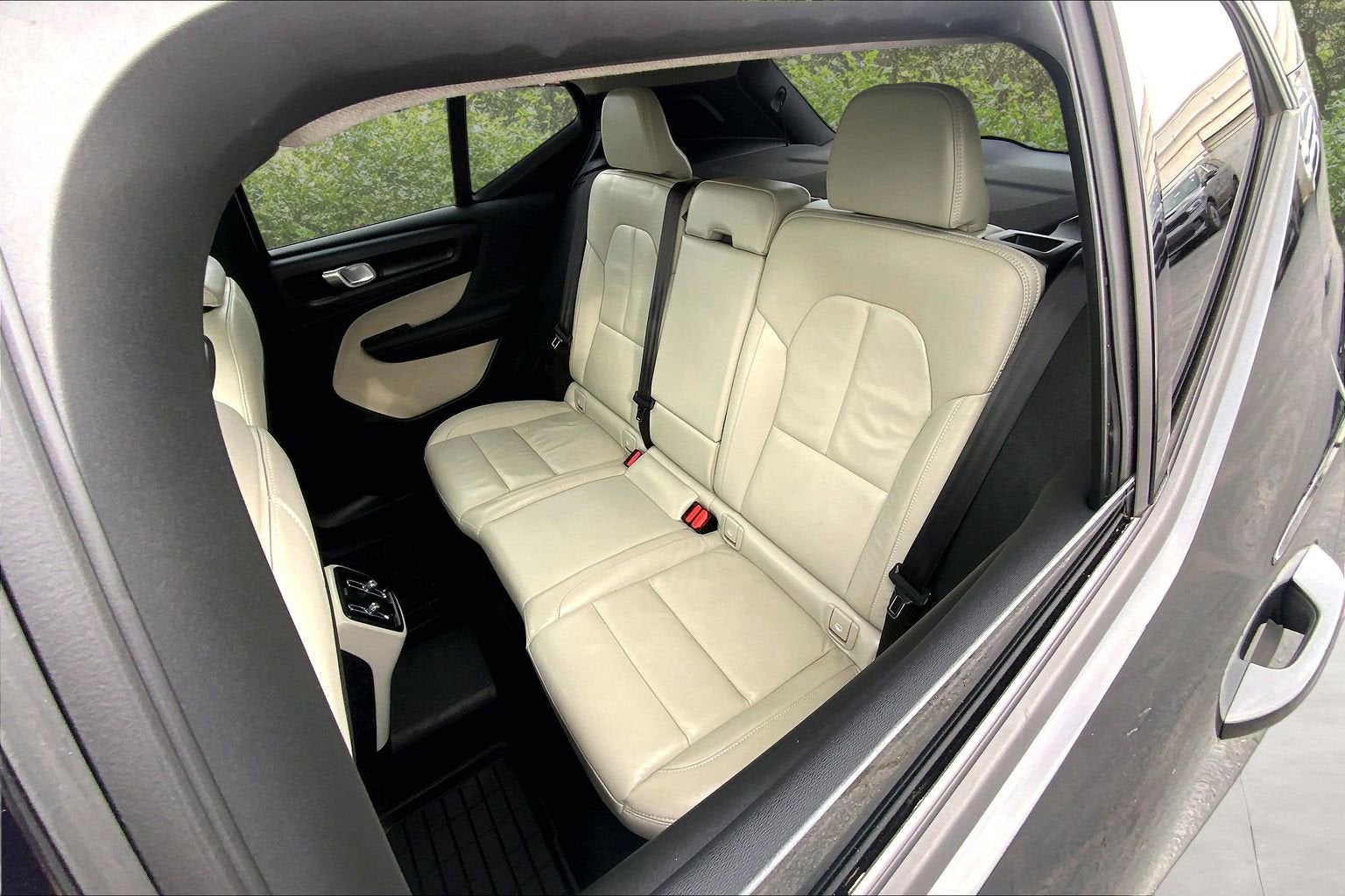 2023 Volvo XC40 Plus Dark Theme