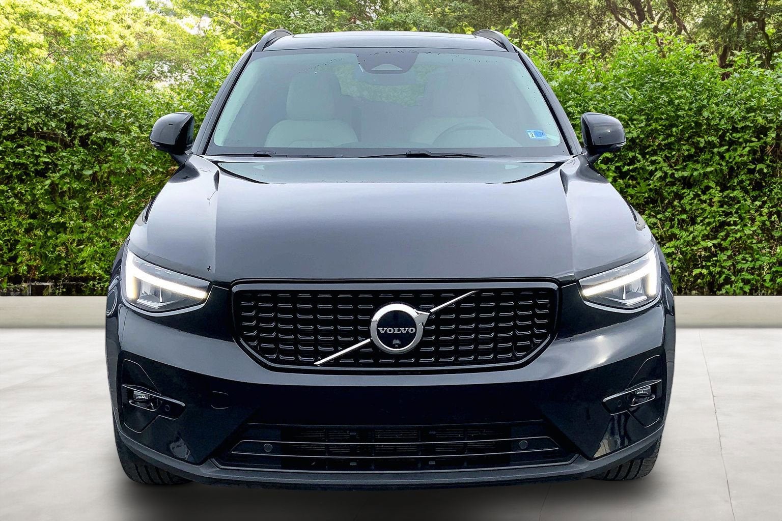 2023 Volvo XC40 Plus Dark Theme