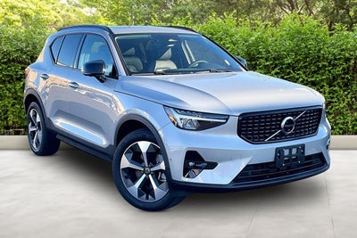 2023 Volvo XC40 Ultimate Dark Theme